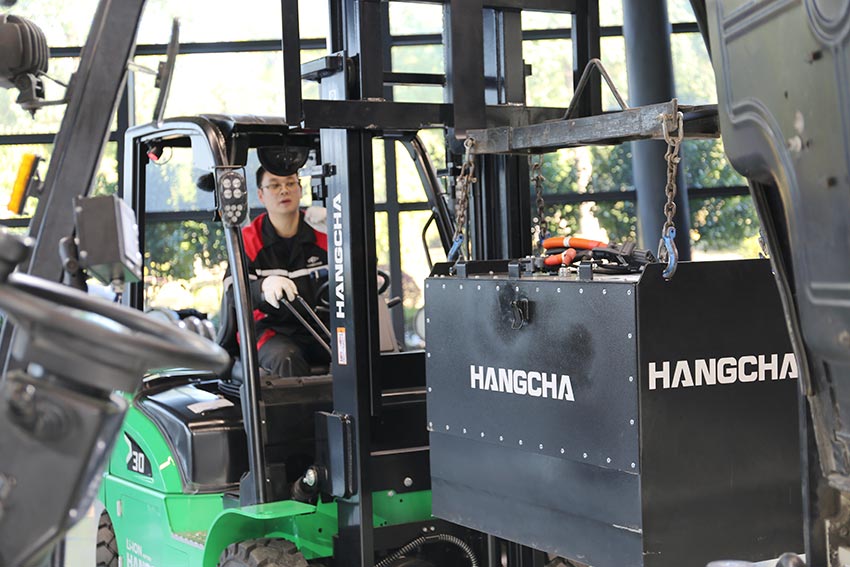 Hangcha Present Great Forklift Solutions During the 132nd Canton Fair (5).jpg